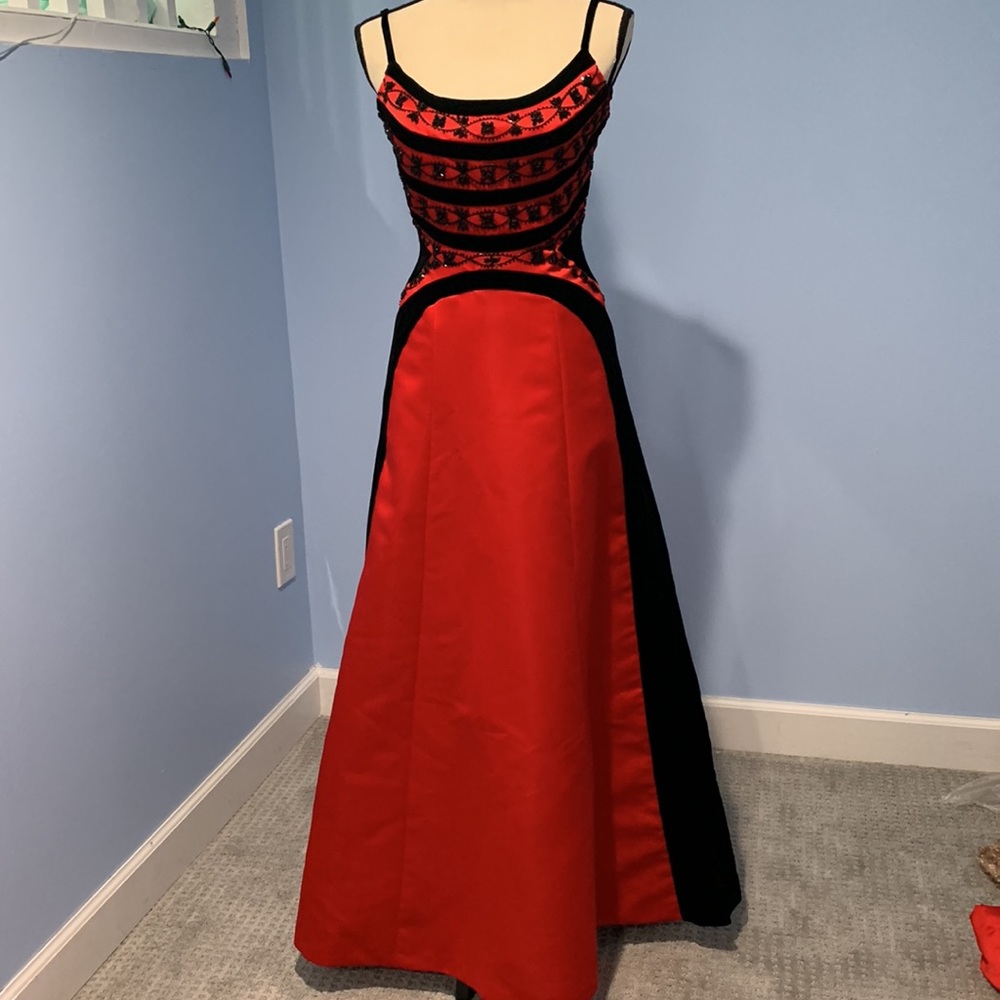 Donna Gray Red/ black dress